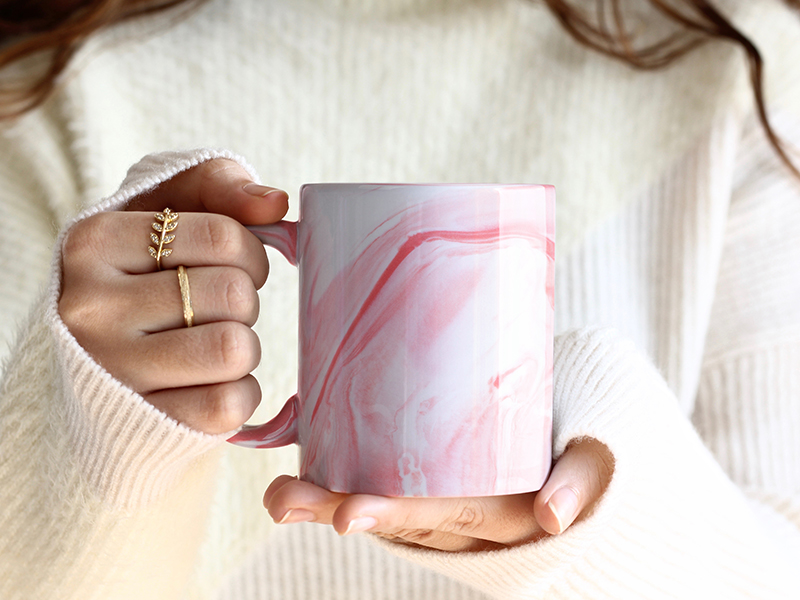 Keramik- Tasse im Marmor Design in Rot, inklusive Ihrem Wunschaufdruck als Geschenk
