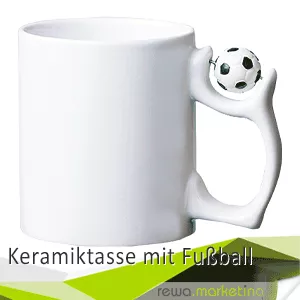 Keramiktasse mit Fußball im Henkel