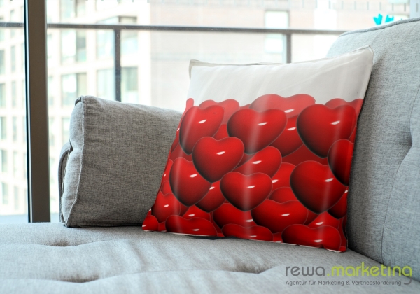 Cuddly pillow with a heart for everyday use