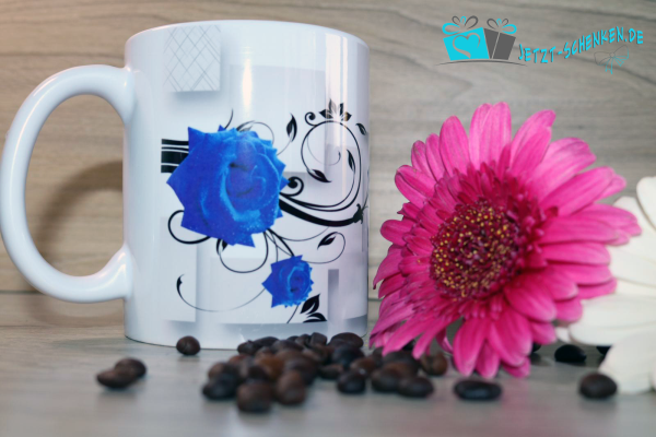 Kaffeetasse Ornament mit blauer Rose im Panoramadruck