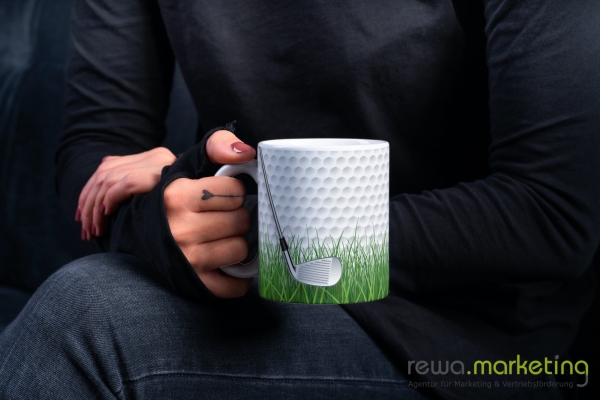 Coffee cup with 2 golf clubs and lawn for the golfer - panorama print