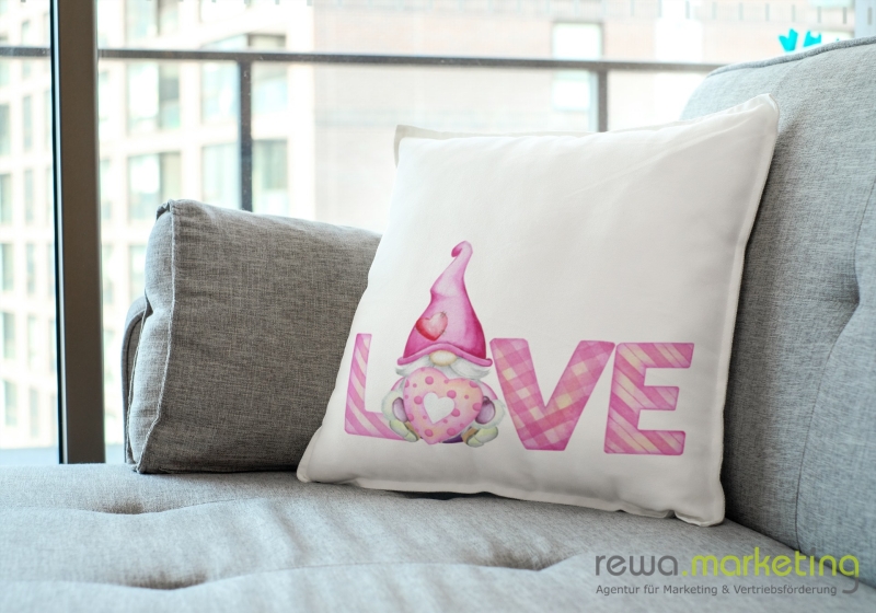 Cuddly cushion with gnome and heart - LOVE